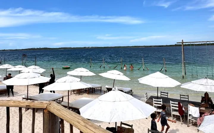 Beach club à beira da lagoa no Passeio Leste em Jericoacoara